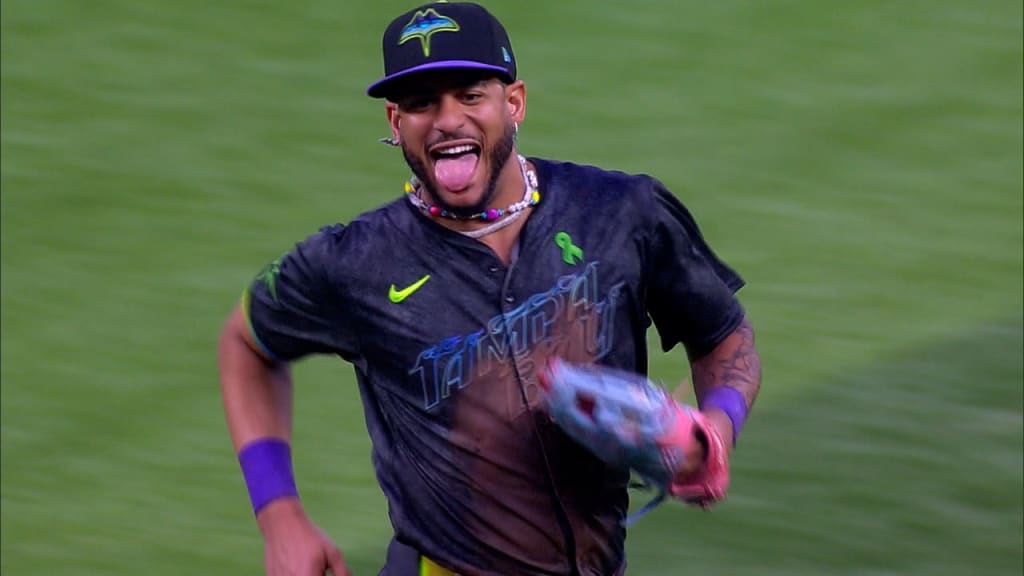 Jose Siri makes a heads-up play to end the 9th 