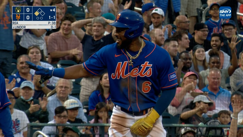 Marte gets to third after error