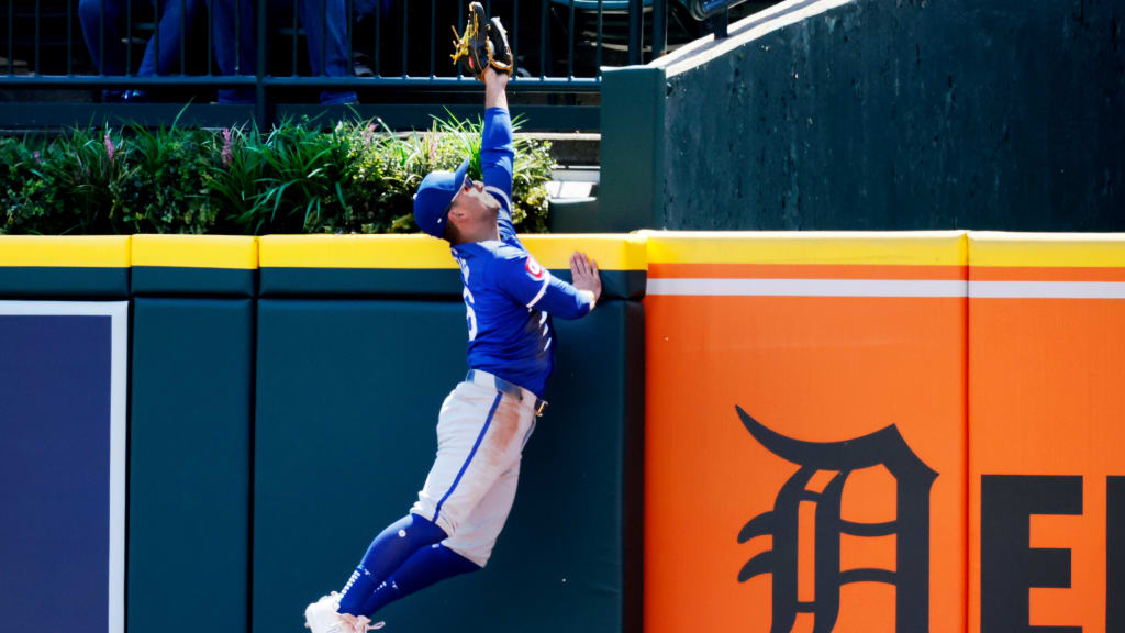 Up goes Frazier! Leaping grab early contender for catch of year