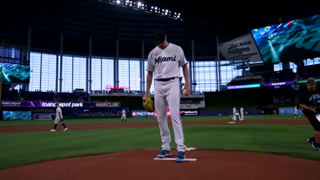 2023 Miami Marlins Auction: Yuli Gurriel Game Used City Connect Jersey from  2023 Season - Miami Marlins (Size 44)