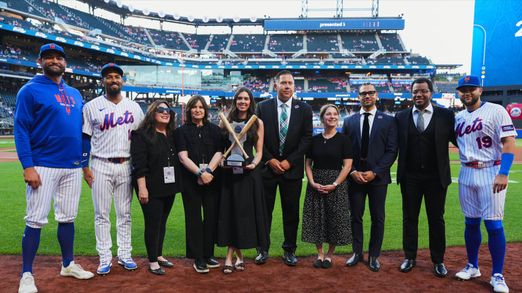 Members of the Mets presented with the Bobby Murcer Award by B.A.T. (Evan Yu/MLB)