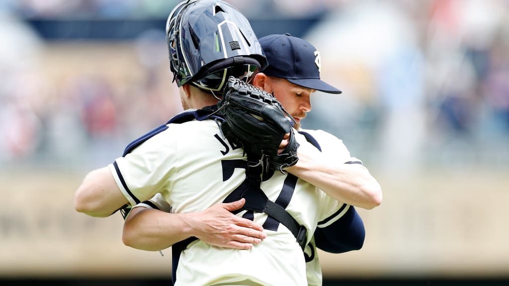 Josh Staumont K's Leo Rivas, seals win