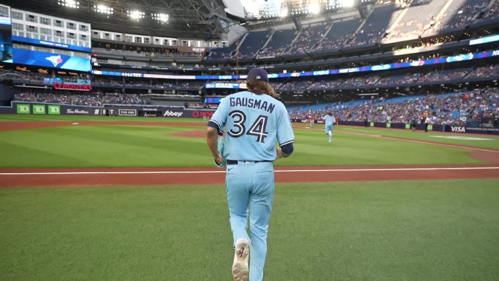 Kevin Gausman gets his 1,500 strikeout and receives a standing