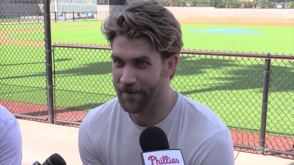 Harper gets his first hit of spring training 