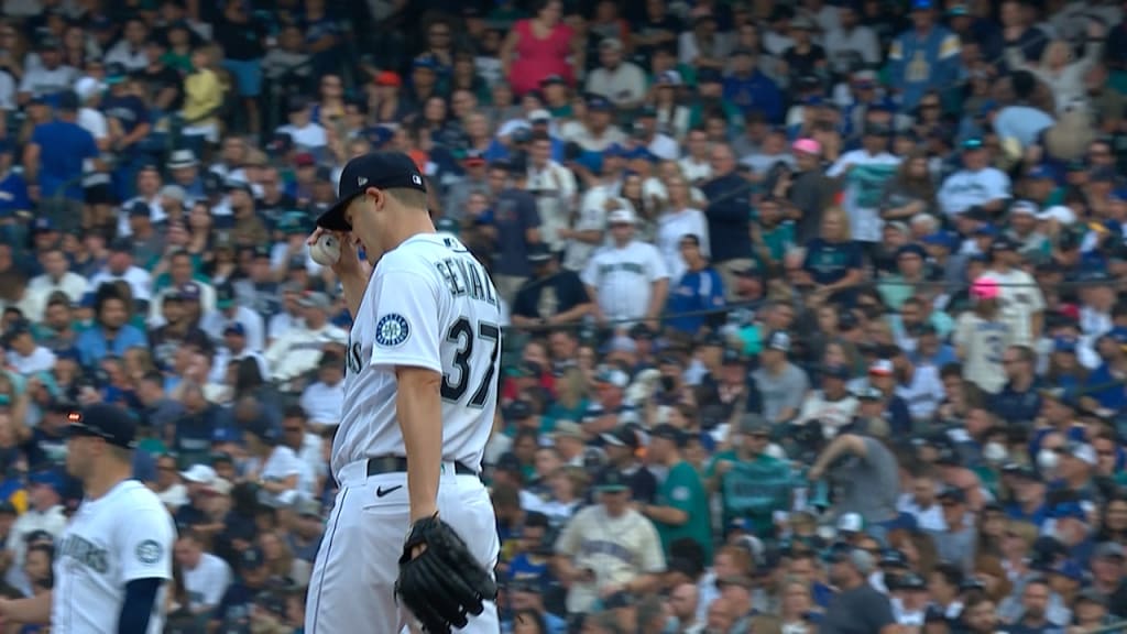 Mariners fans had awesome gesture for team after 18-inning loss