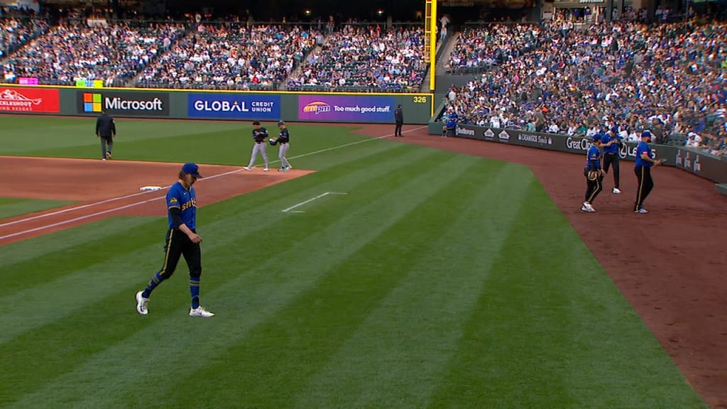 Logan Gilbert exits the game with injury 