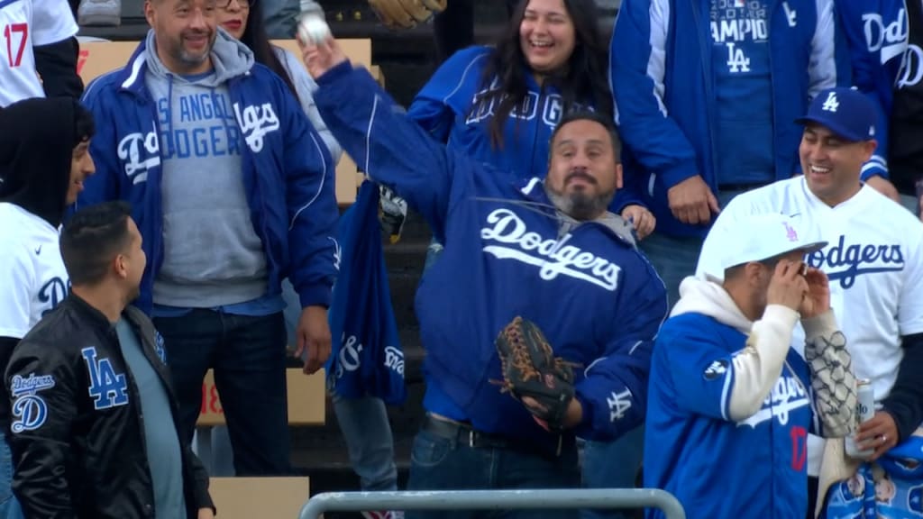 Dodgers fan throws back decoy home run ball