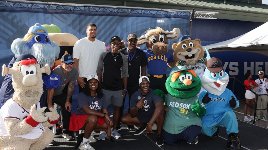 Jason Kendall, Dellin Betances, MLB Commissioner’s Ambassador Kenny Lofton and Adam Jones pose for a photo during the 2025 MLB All-Star 4.4 Miler at Center Parc Stadium on Sunday, July 13, in Atlanta.