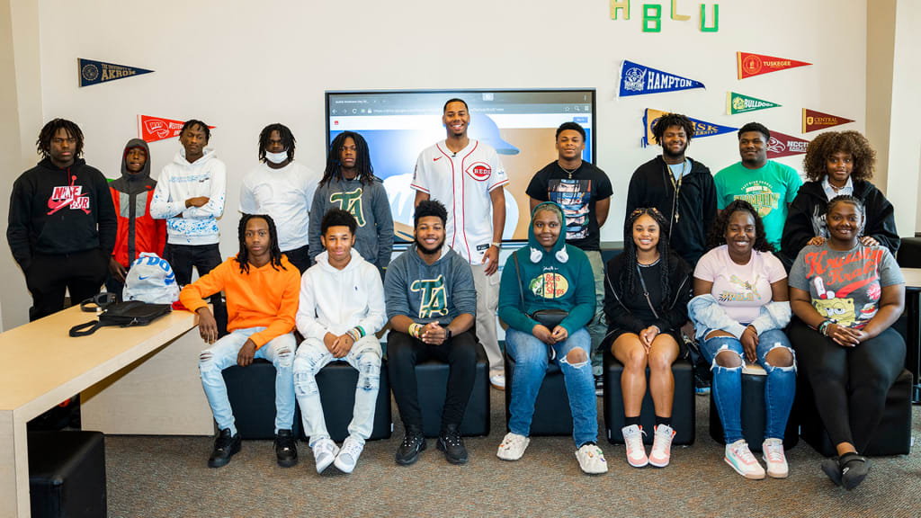 Hunter Greene meets with Taft High School scholar-athletes.