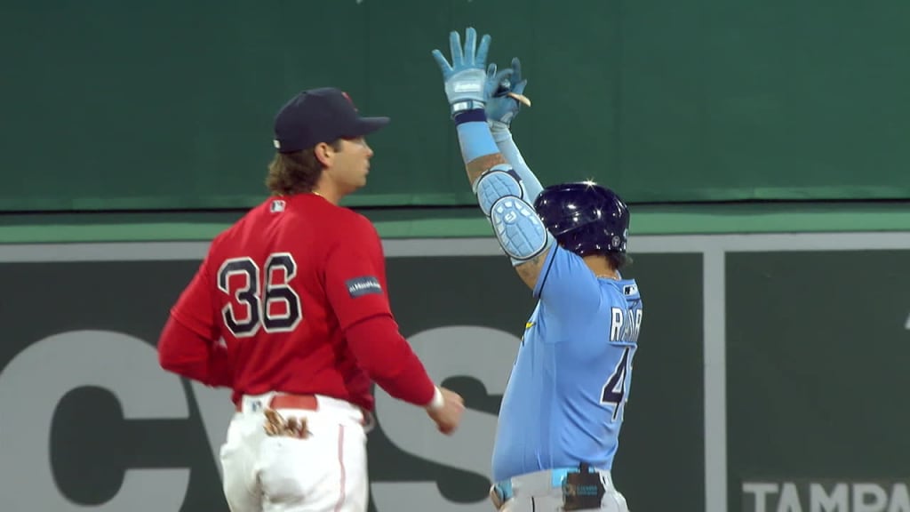 Red Sox ball girl catches attention of Fenway Park, MLB players