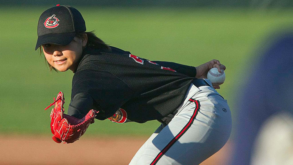 Female baseball player]