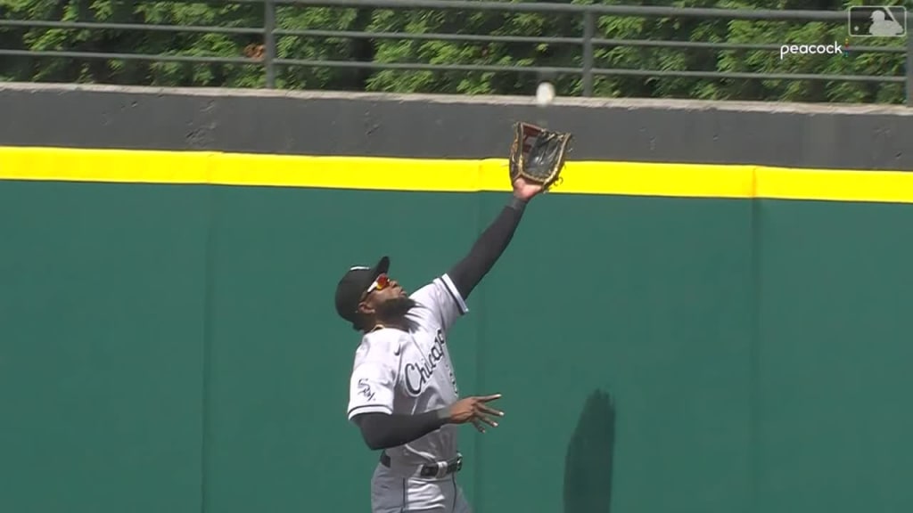 Luis Robert Jr. robs and hits homer in White Sox loss to A's