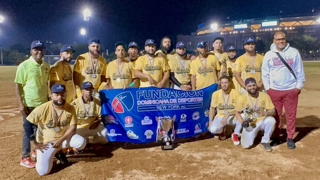 Mariano Mármol, (MVP); Jordany Azcona, manager y Freilyn Hernández, mejor lanzador, se muestran felices con los premios obtenidos.