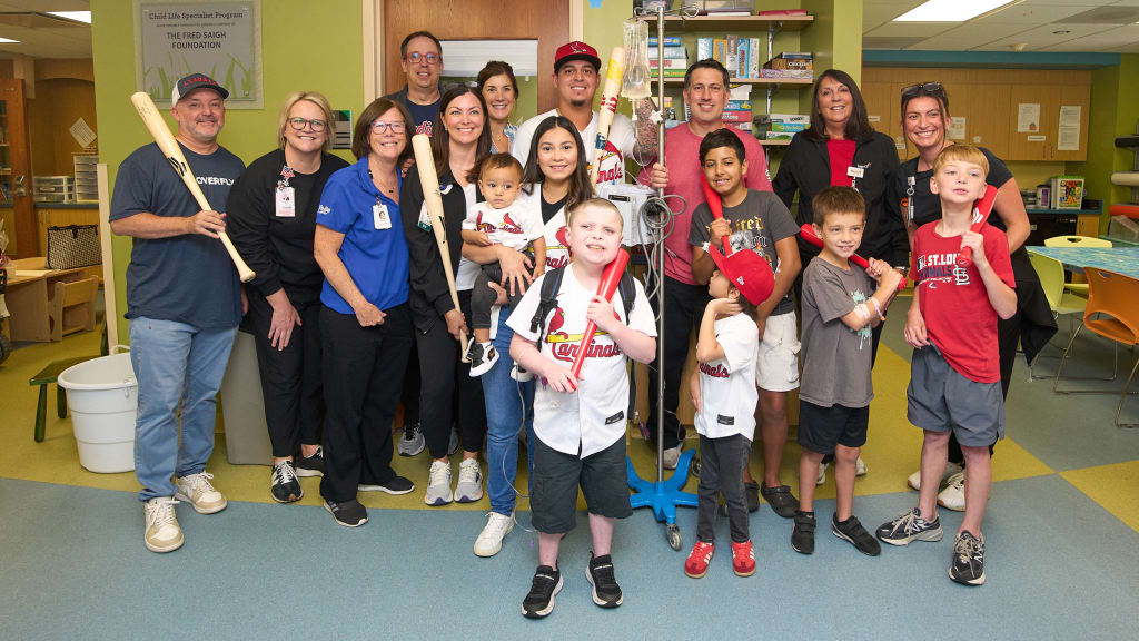 Yohel Pozo displays his finger-painted bat with young fans at Mercy Hospital. (photo via Taka Yanagimoto/St. Louis Cardinals)
