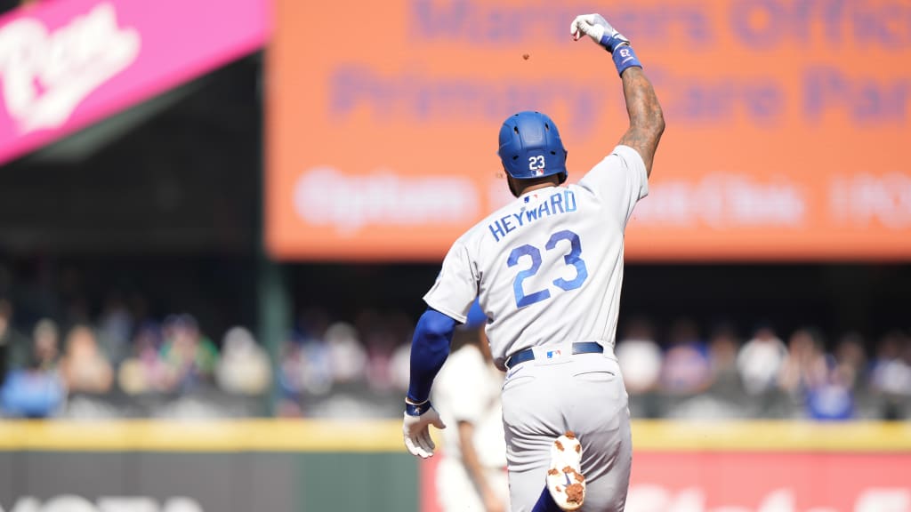 Dodgers sign Heyward