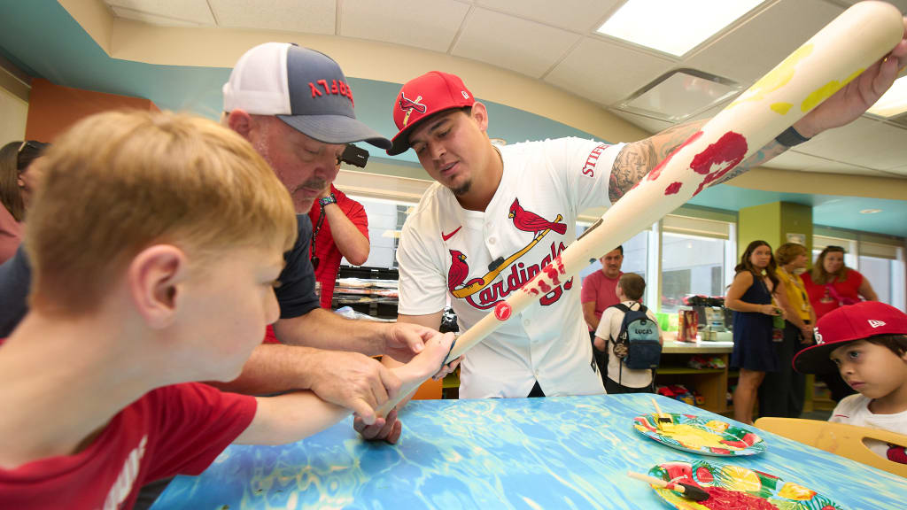 Yohel Pozo and young fans finger paint a baseball bat at Mercy Hospital. (photo via Taka Yanagimoto/St. Louis Cardinals)