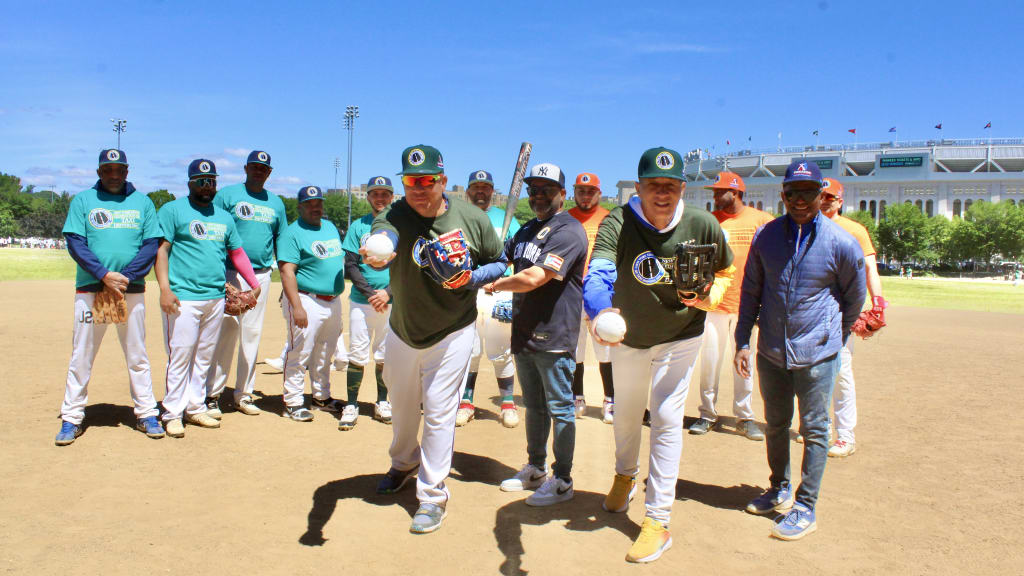 Bartolo Colón y Julián Tavárez, inauguraron el certamen de softobol de taxistas, con el lanzamientos de la primera bola, en el medio de ellos observa Steve Rivera, presidente de la NY State Federation Of Taxi Drivers.