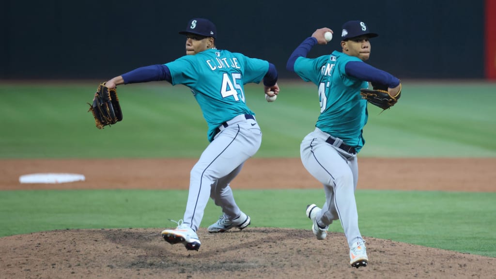 Switch-pitcher Jurrangelo Cijntje strikes out two