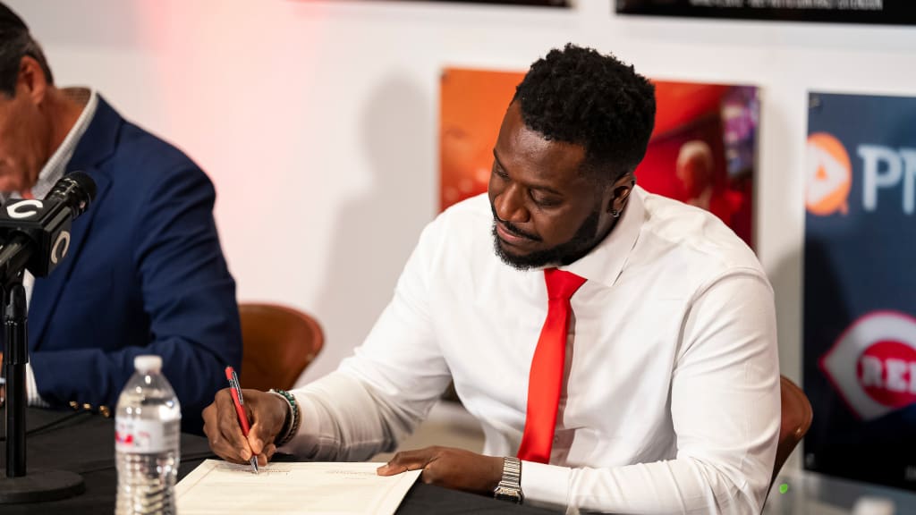 Brandon Phillips signing his one-day contract with the Reds