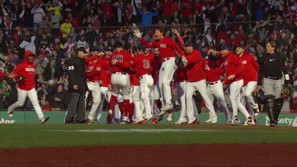 Adam Duvall delivers the 1st #WALKOFF of the season!