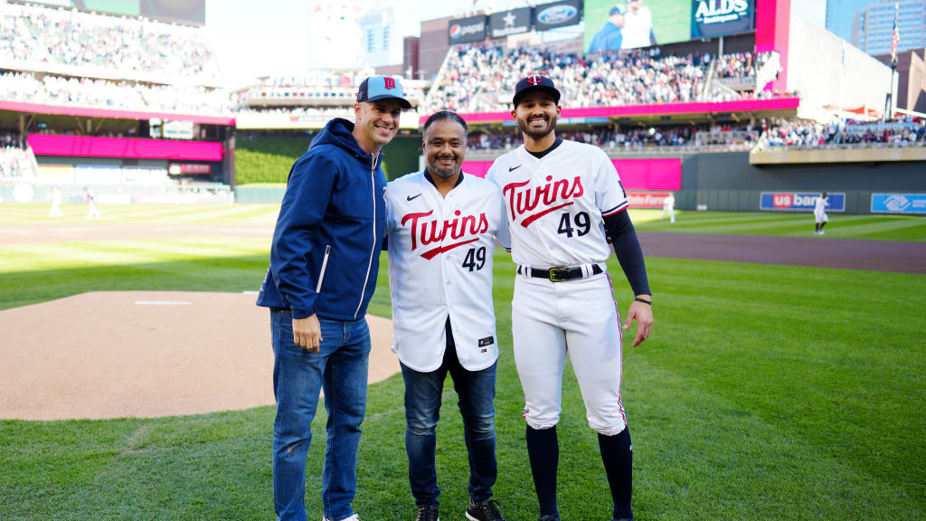 Twins great Johan Santana honors Pablo López prior to ceremonial first  pitch in ALDS Game 3