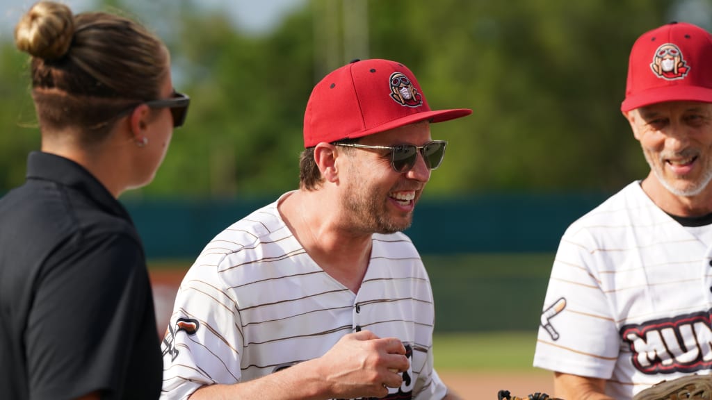Jon Heder with Jon Gries (right).
