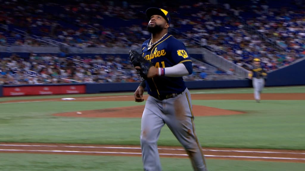 Hot Brewers claim NL Central title from Cubs with win at Wrigley