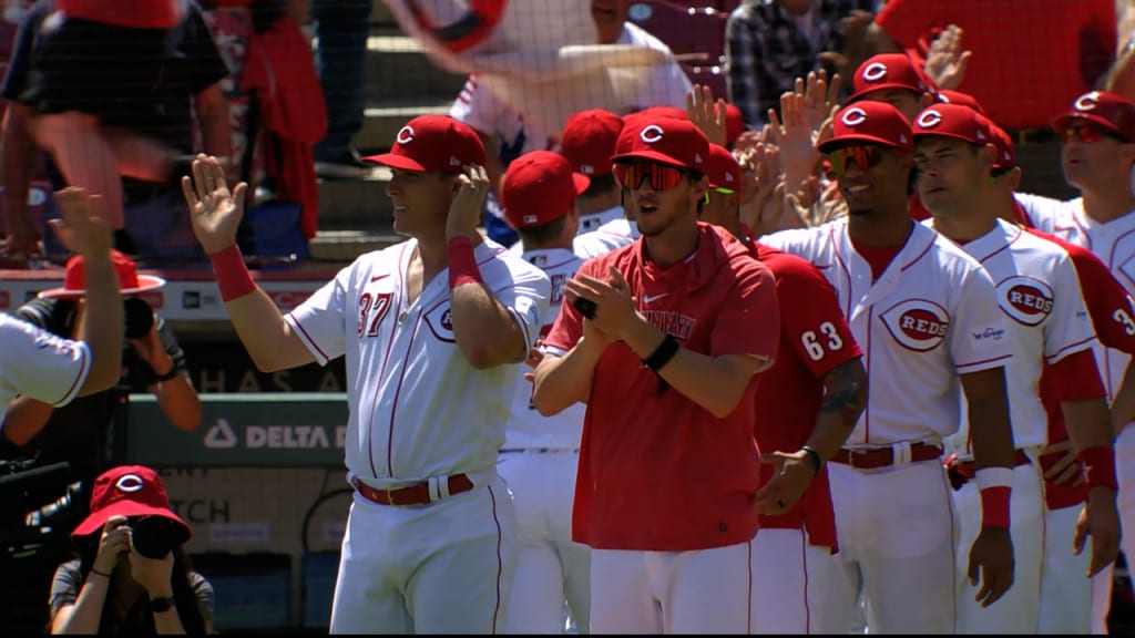 Reds score four runs in first inning to beat Mets