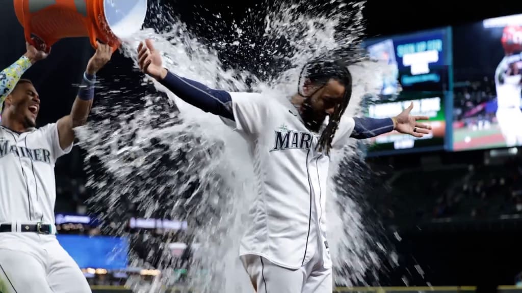 Mariners emerge with walk-off win over Blue Jays