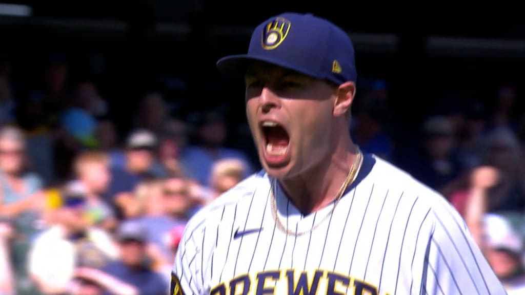 Brewers' Devin Williams breaks hand punching wall, MLB playoffs