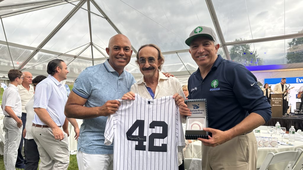 Mariano Rivera y el doctor Ramón Tallaj, entregan al músico argentino, el célebre maestro argentino Raúl Di Blasio (El Piano de América), una camiseta (#42) y una pelota de béisbol, ambas prendas firmadas por Mariano Rivera.