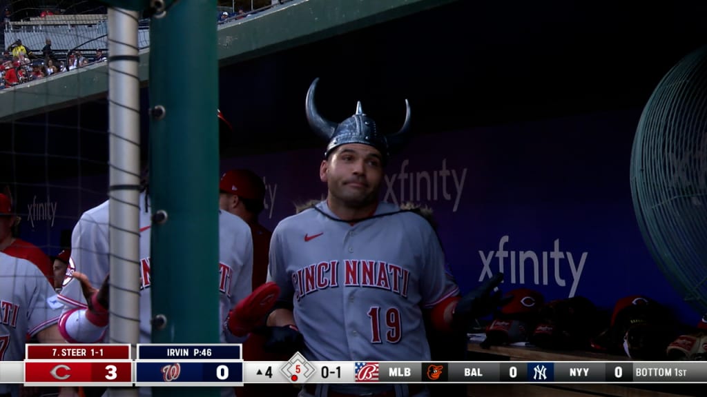 Joey Votto hits a two-run home run to snap an 0-for-21 drought as the Reds  beat the Nationals