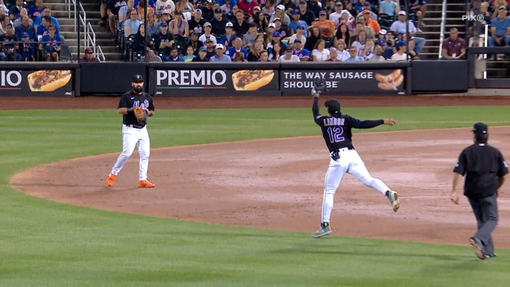 SF Giants pop champagne after NL playoffs clincher over Padres