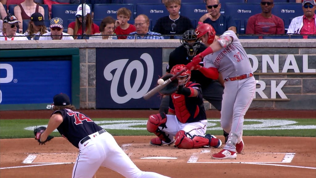 Joey Votto hits a two-run home run to snap an 0-for-21 drought as the Reds  beat the Nationals