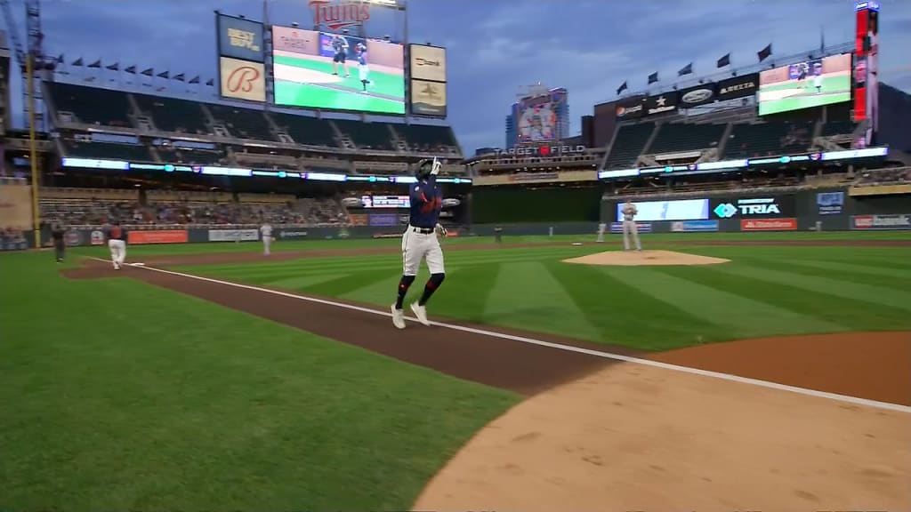 Twins: Mets TV broadcast aired Jhoan Duran's insane bullpen intro (Video)