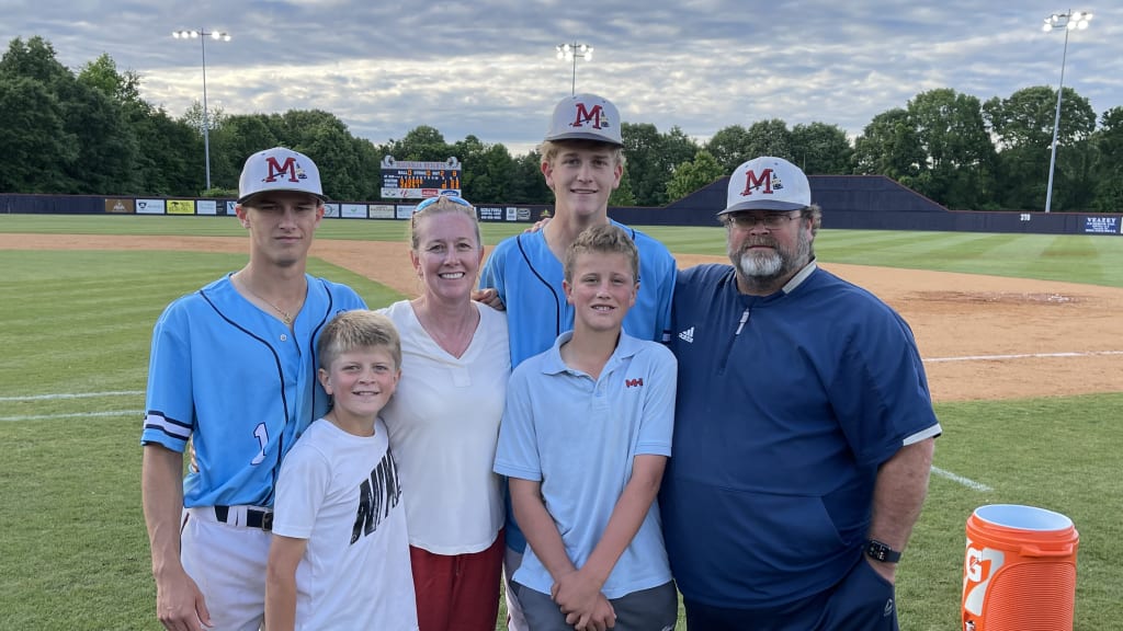 Left-right: Ozzie, Jett, Heidi, Cooper, Quincy, Russell (courtesy Pratt family)