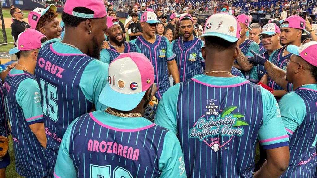 The celebrity softball game boasted a "who's who" of Latin American superstars. (Photo courtesy Ricardo Montes de Oca)
