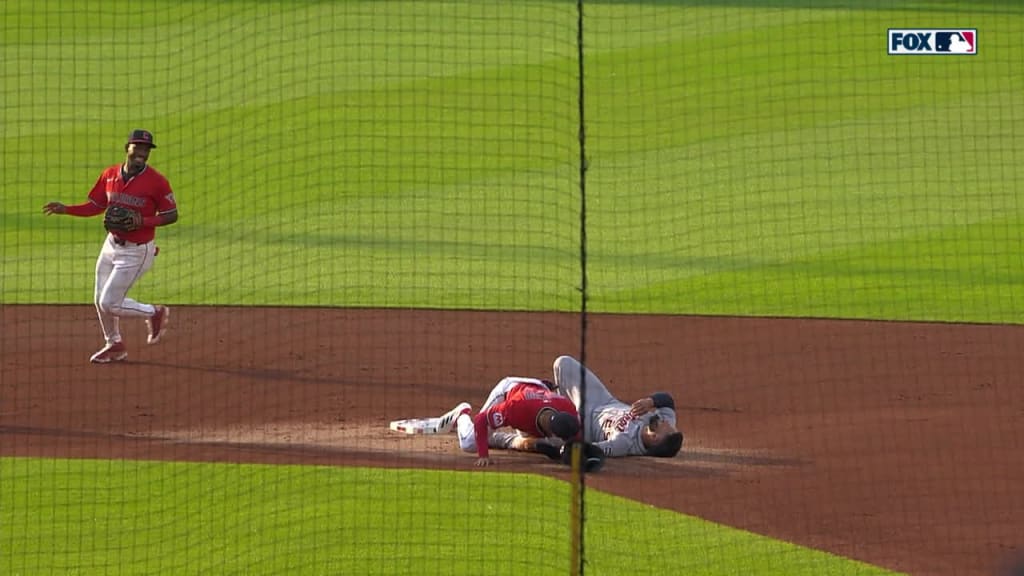 Gleyber Torres exits the game after collision