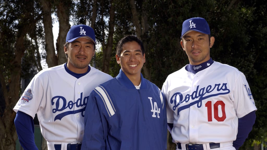 Scott Akasaki, center, with Kaz Ishii (left) and Hideo Nomo (right) in 2002. Photo by Jon SooHoo.