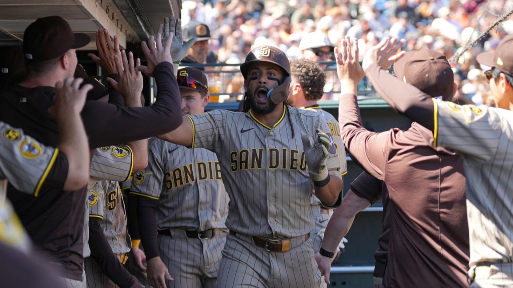 LIVE: Streaking Padres keeping pressure on Wild Card rivals