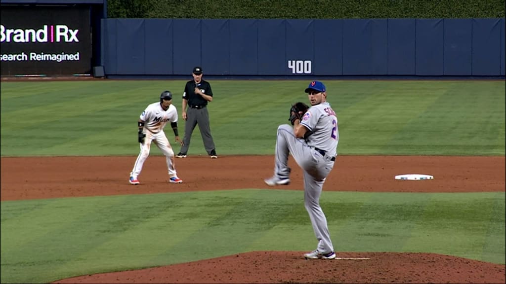 MLB pitchers face off in 3-point shooting contest!