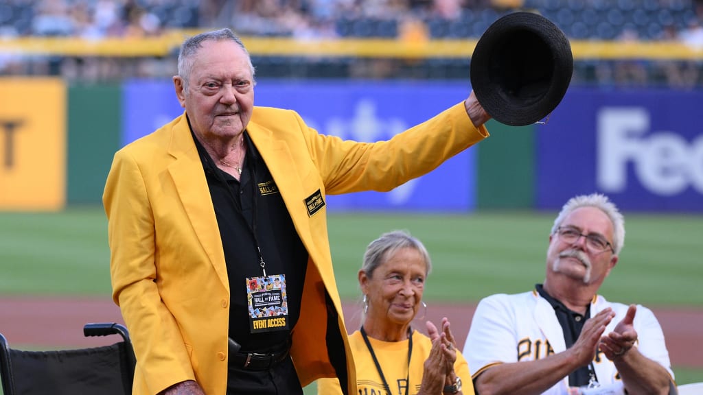 Elroy Face acknowledges the crowd at his induction into the Pirates Hall of Fame in 2023.