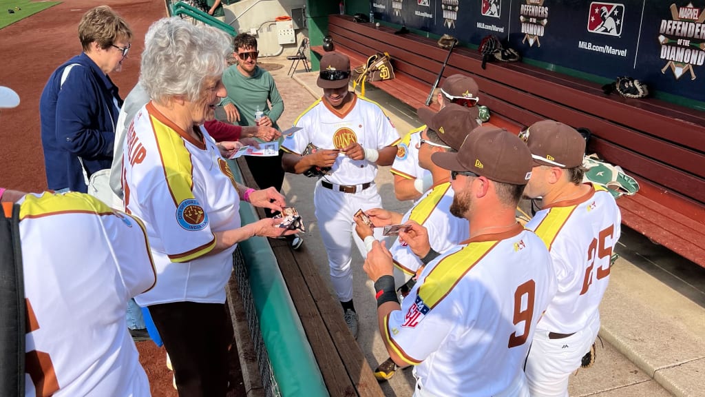Daisies great Dolly Vanderlip Ozburn signed for High-A Fort Wayne players.