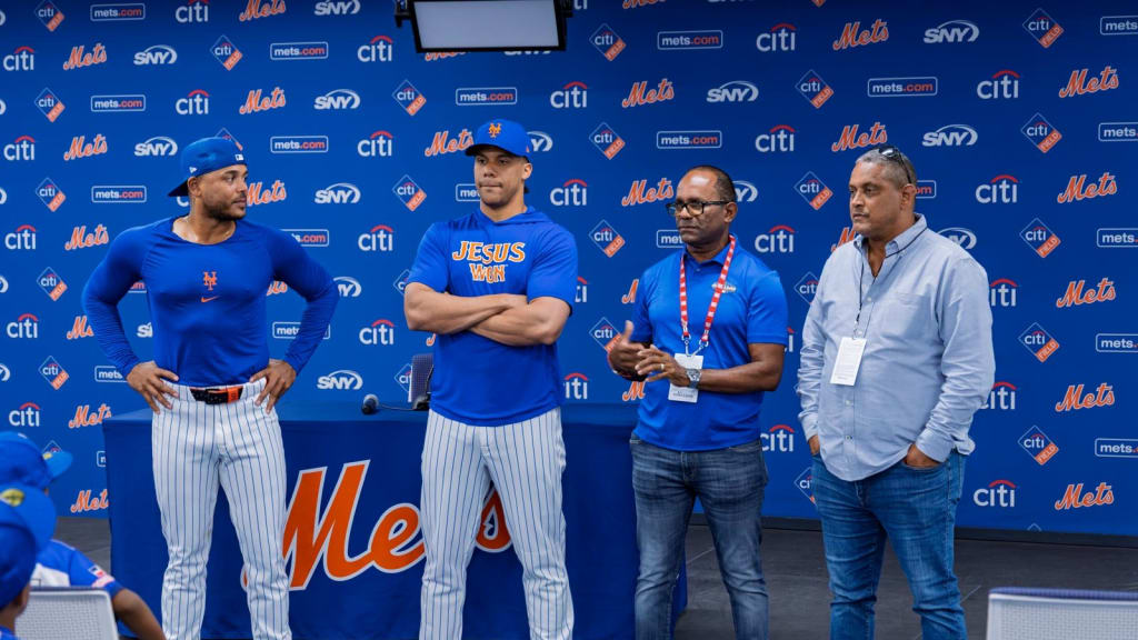 Juan Soto se dirige a la delegación del Team Liguilla de Cristo Rey durante el emotivo encuentro celebrado en Citi Field, compartiendo consejos, experiencias y mensajes de motivación a los jóvenes peloteros dominicanos que sueñan con alcanzar grandes metas en el béisbol.