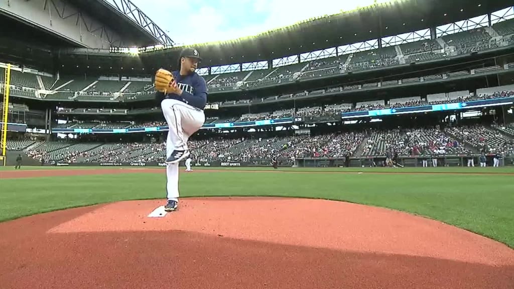 Righthander Luis Castillo stellar in his Seattle debut, helping