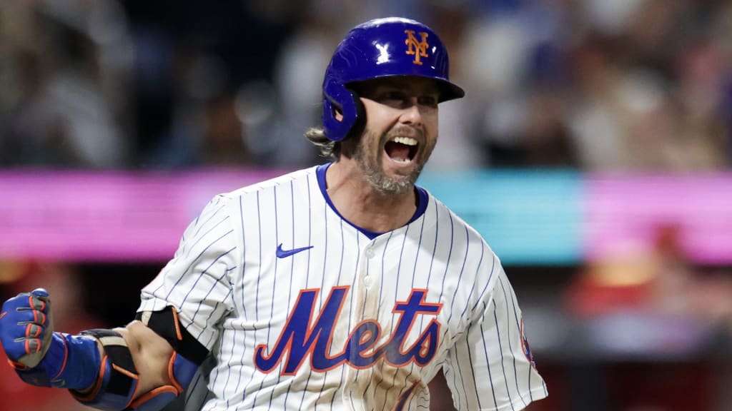 Another former Met going West