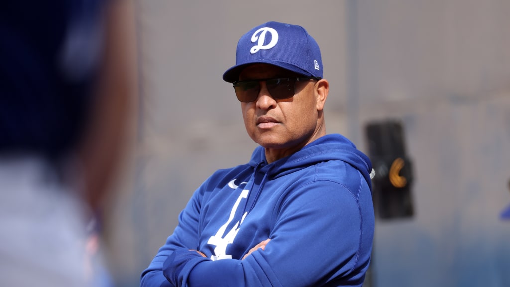Dodgers reportedly sign Dave Roberts to extension