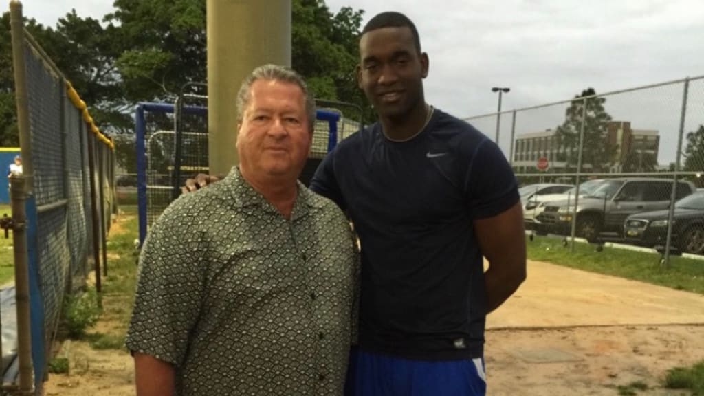 Gonzalez with a young Yordan Alvarez