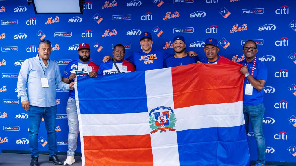 De izquierda a derecha: Roberto Rojas, Juan Francisco Pineda, Warlin Disla, Juan Soto, Freddy Peralta, Domingo Morel Jr. y Daniel “El Quemaito” Reyes, exhiben con orgullo la bandera dominicana durante el histórico encuentro celebrado en Citi Field.