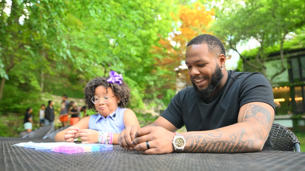 Vladimir Guerrero Jr. and his daughter, Vlaimel, make friendship bracelets.